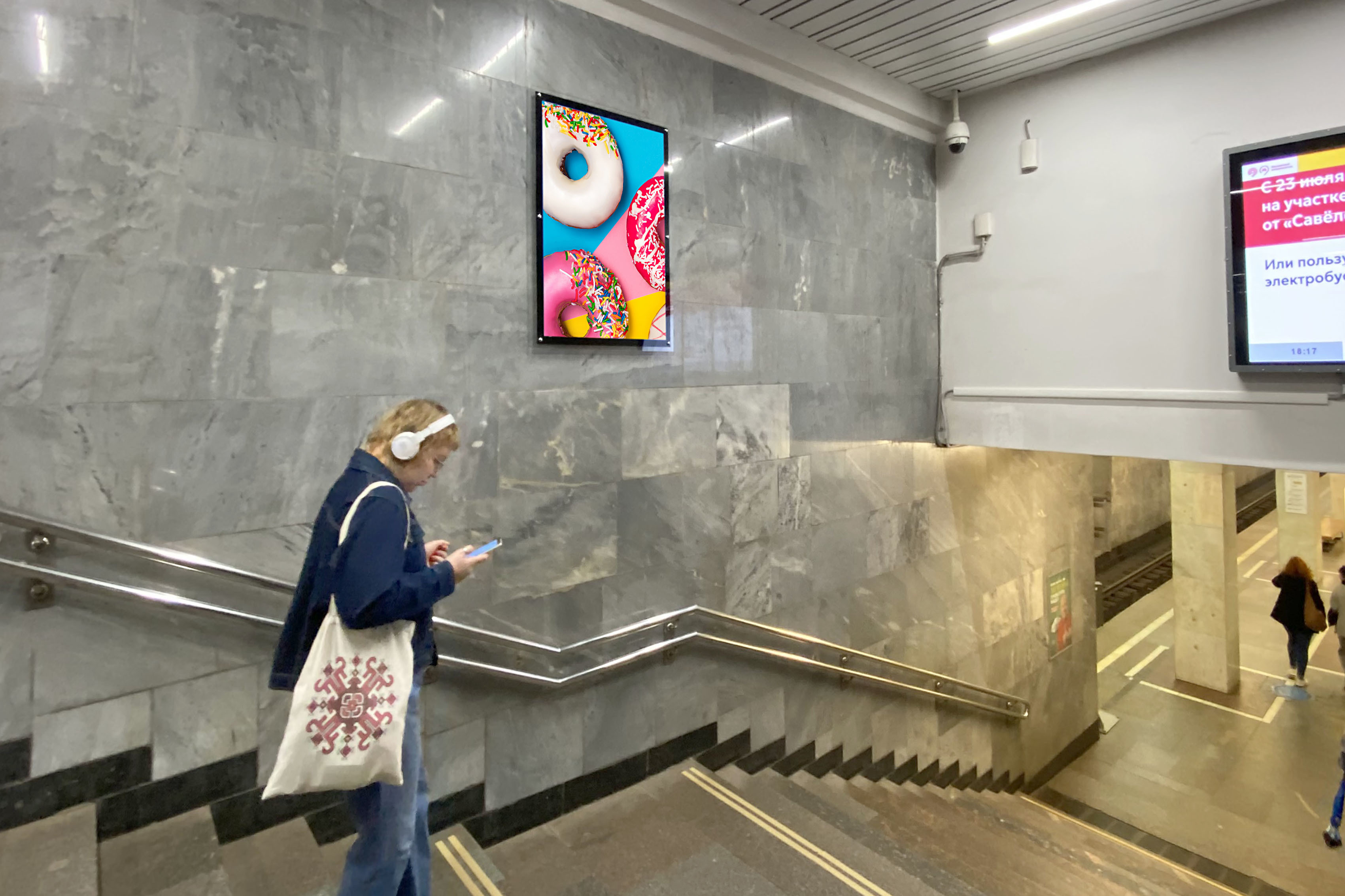 Фотография рекламного носителя, тип: Кристалайт, адрес: Станция метро «Новогиреево», линия Калининская, Москва, Россия. Сторона/вариант №1001920