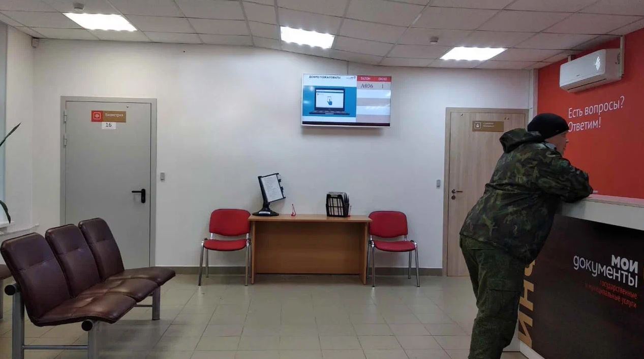 Фотография рекламного носителя, тип: Видеоэкран, адрес: МФЦ «», Урицкого пр-т., д.79, Луга, Ленинградская область, Россия. Сторона/вариант №946322