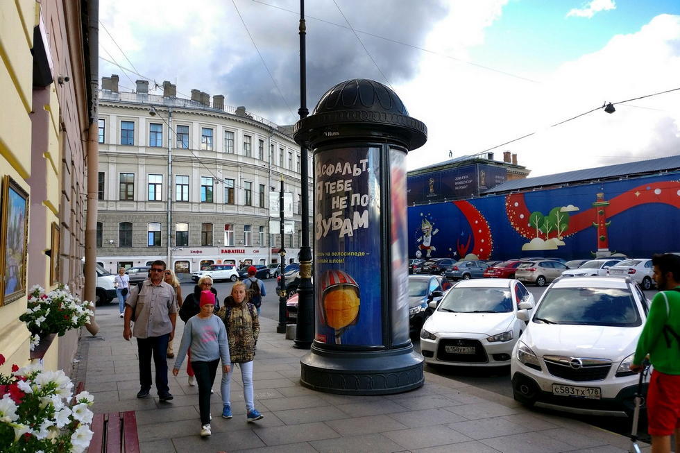 Фотография рекламного носителя, тип: Пиллар 3x1.4, адрес: Конюшенная пл., д.4 Х Большая Конюшенная ул., Санкт-Петербург, Россия. Сторона С №658906