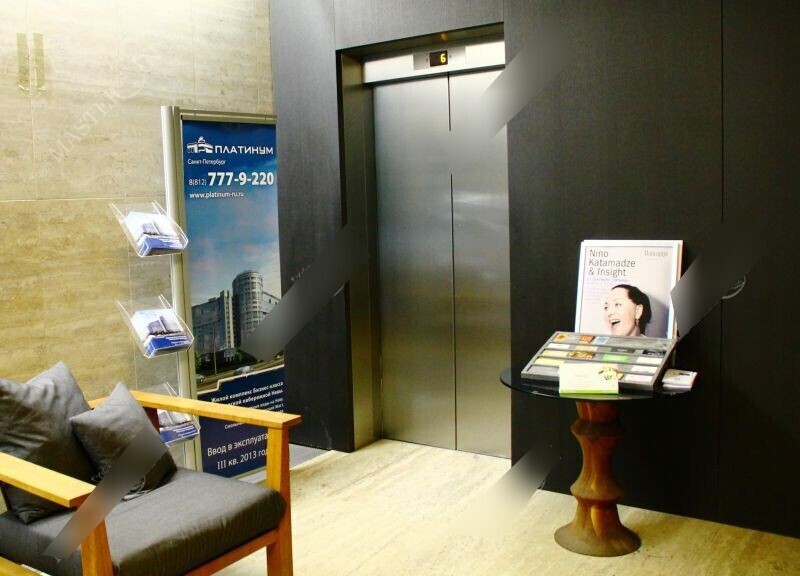 Фотография рекламного носителя, тип: Диспенсер листовок, адрес: Бизнес-центр «Quattro corti****», Почтамтская ул., д.3/5, Санкт-Петербург, Россия. Сторона/вариант №657395