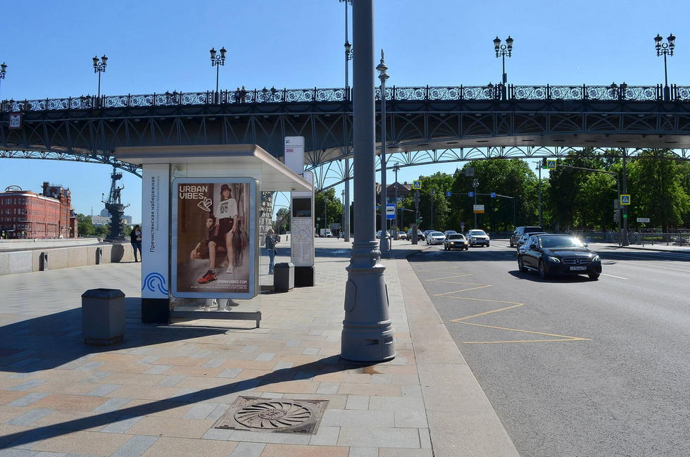 Фотография рекламного носителя, тип: Остановка 1.8x1.2, адрес: Пречистенская наб., ост. "Пречистенская набережная ", поз.2, Москва, Россия. Сторона Б №638056