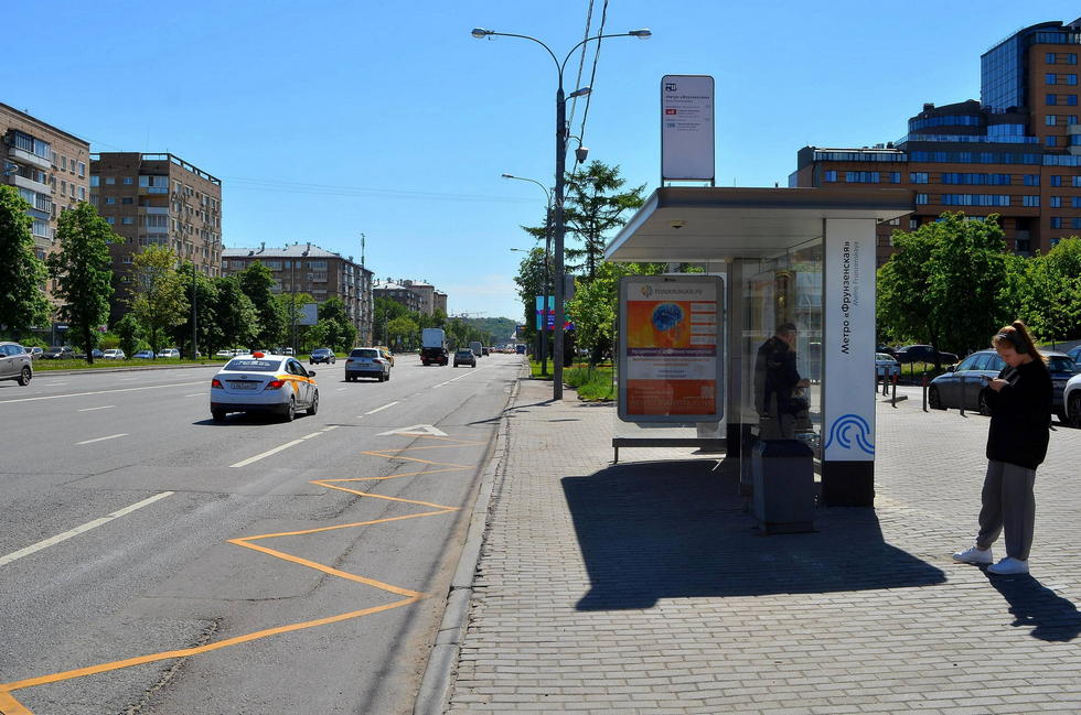 Фотография рекламного носителя, тип: Остановка 1.8x1.2, адрес: Комсомольский пр-т., д.28, Москва, Россия. Сторона А №506352