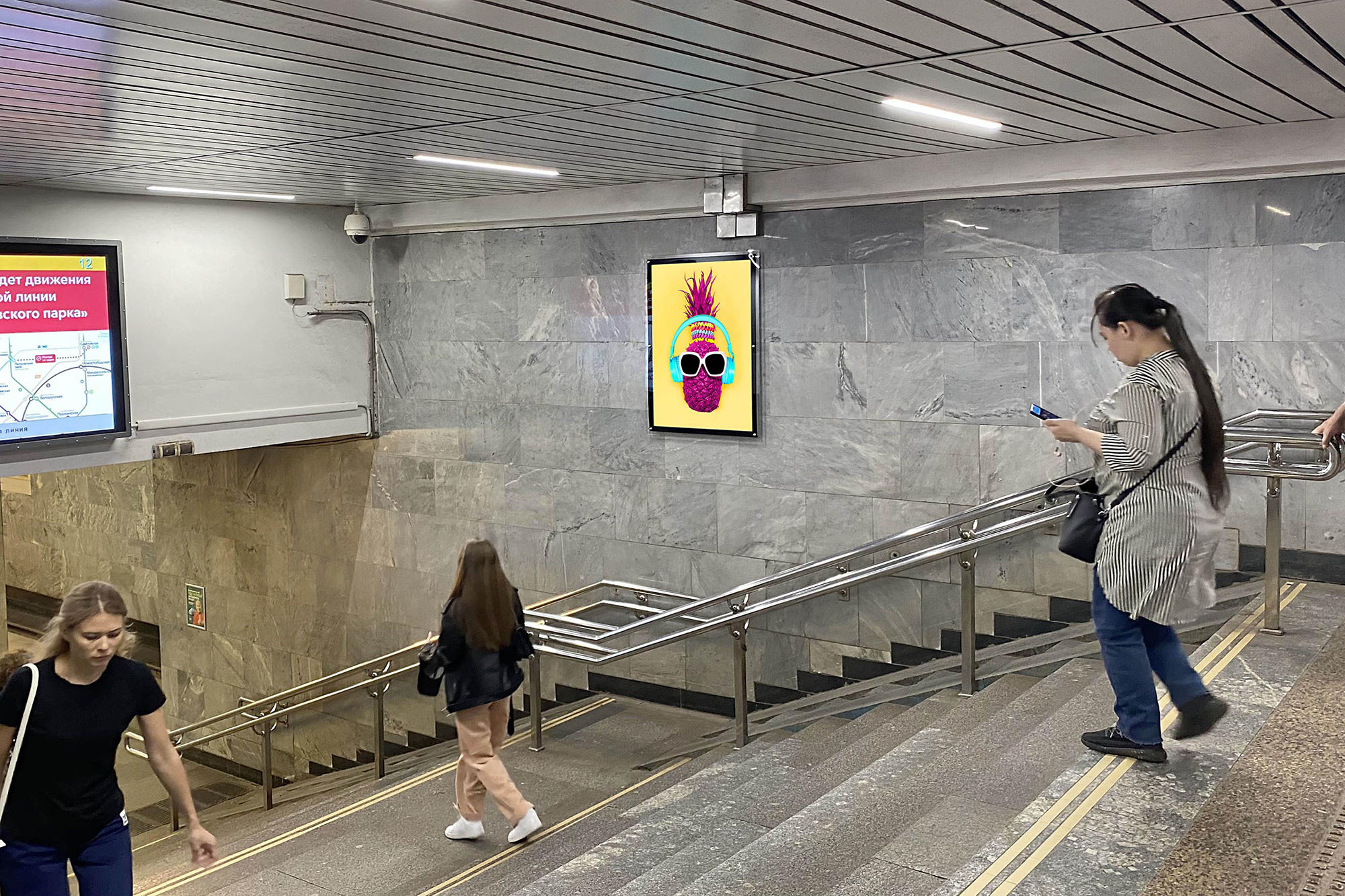 Фотография рекламного носителя, тип: Кристалайт, адрес: Станция метро «Новогиреево», линия Калининская, Москва, Россия. Сторона/вариант №1001919