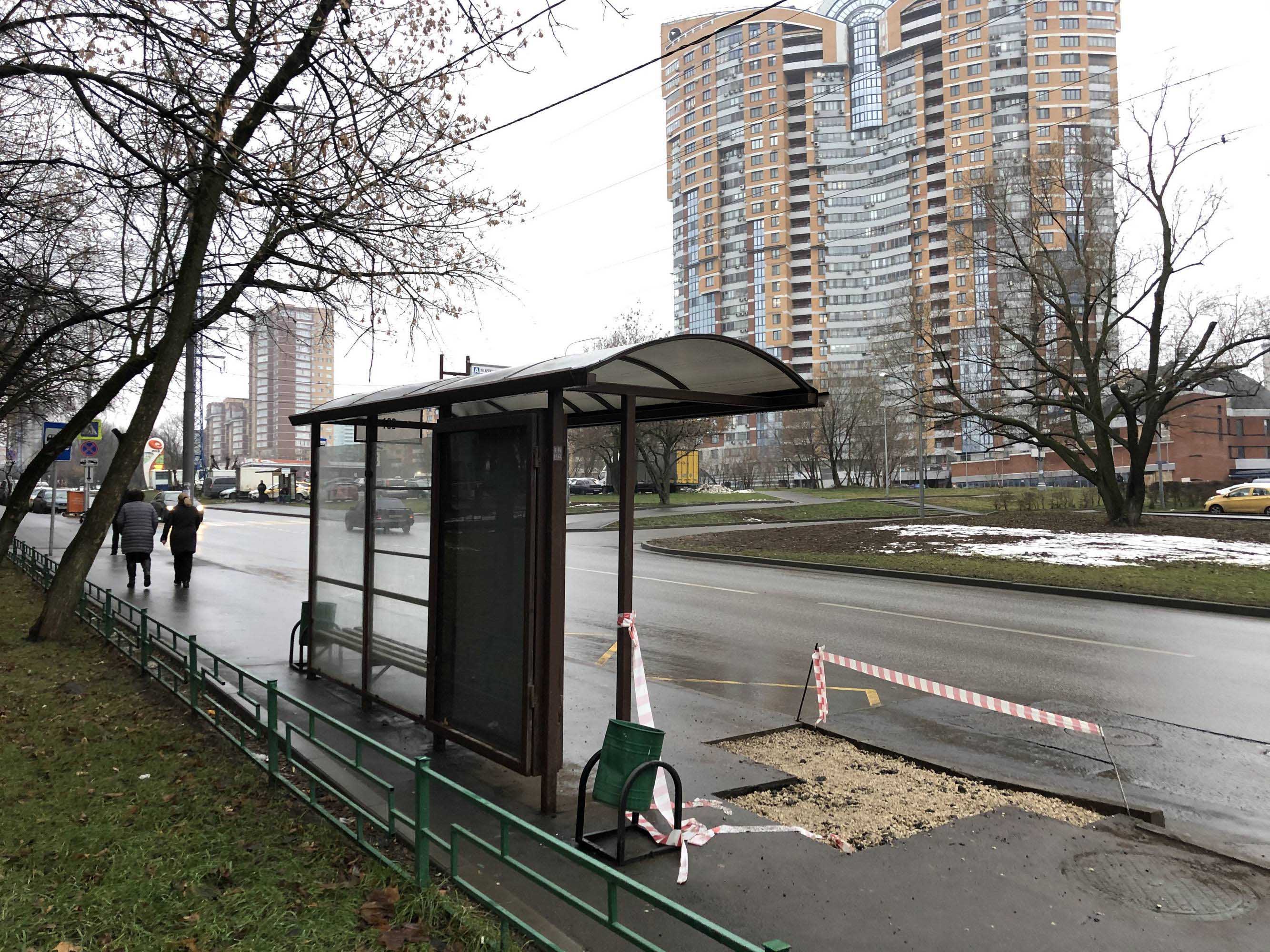 Фотография рекламного носителя, тип: Остановка 1.8x1.2, адрес: Архитектора Власова ул., ост. "ул. Архитектора Власова, 13", Москва, Россия. Сторона Б №923211