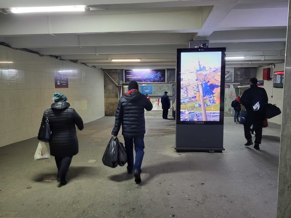 Фотография рекламного носителя, тип: Видеоэкран, адрес: ЖД вокзал «Саратов-1», Привокзальная пл., д.1, Саратов, Саратовская область, Россия. Сторона/вариант A1 №1060602