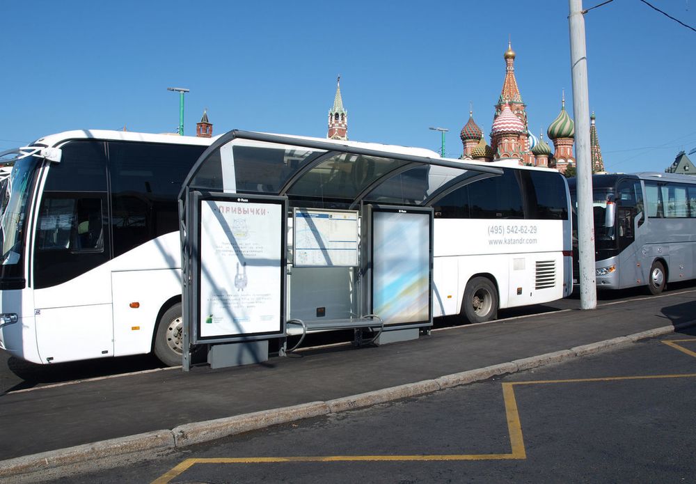 Фотография рекламного носителя, тип: Остановка 1.8x1.2, адрес: Васильевский спуск Х Красная пл., Москва, Россия. Сторона А2 №334753