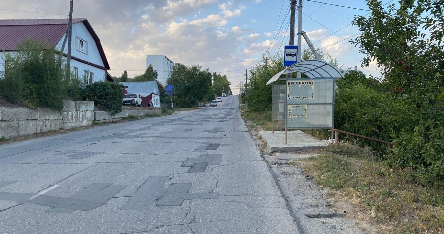 Фотография рекламного носителя, тип: Остановка 1.4x1.6, адрес: Ярославская ул., ост. Яблонная улица, Вольск, Саратовская область, Россия. Сторона A №1078477