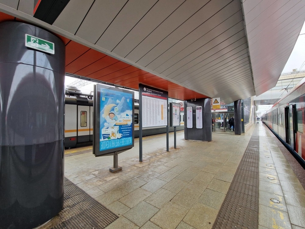 Фотография рекламного носителя, тип: Ситиформат 1.8x1.2, адрес: Нахабино ст., между первой и второй опорой от эскалатора, поз.1, Красногорск, Московская область, Россия. Сторона A3-A11 №1060889