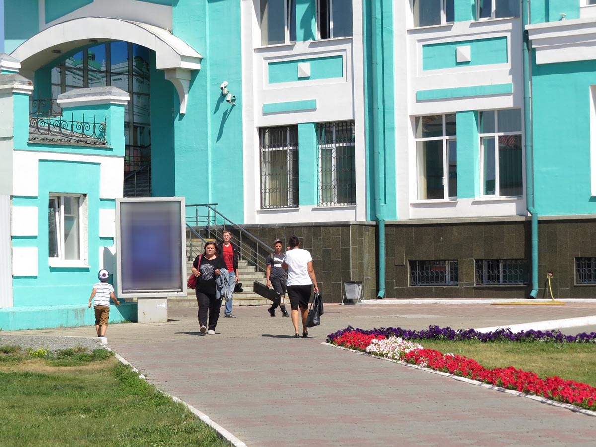 Фотография рекламного носителя, тип: Ситиформат 1.8x1.2, адрес: Леконта ул., д.1, привокзальная пл., у входа, Омск, Омская область, Россия. Сторона А №987321