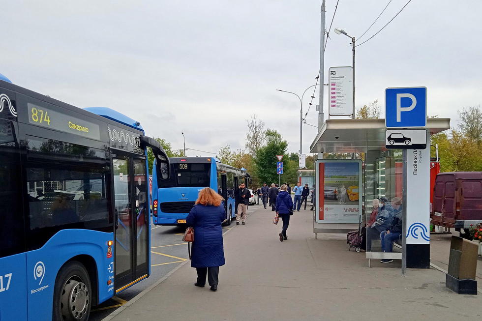 Фотография рекламного носителя, тип: Остановка 1.8x1.2, адрес: Вороновское пос., д.10Гс3, поз.1, Москва, Россия. Сторона А №998129