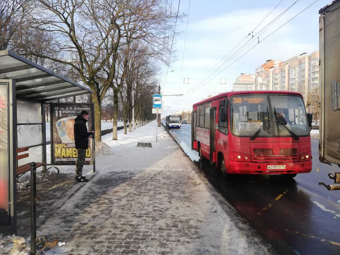 Фотография рекламного носителя, тип: Остановка 1.8x1.2, адрес: Дзержинского пр-т., ост. Дзержинского пр-т., Ярославль, Ярославская область, Россия. Сторона Б1 №724315