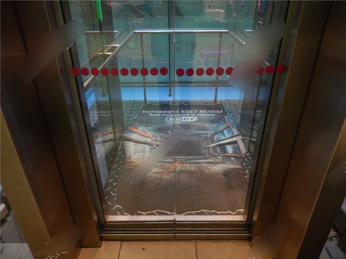 Фотография рекламного носителя, тип: Напольный стикер, адрес: Бизнес-центр «Континент на Звездной», Звездная ул., д.1, Санкт-Петербург, Россия. Сторона/вариант №657355