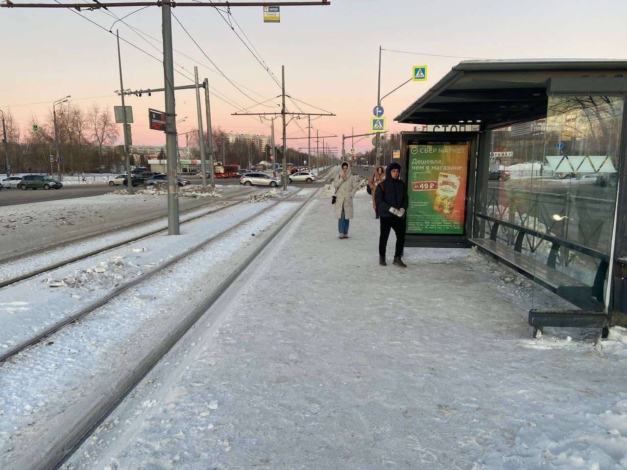 Фотография рекламного носителя, тип: Остановка 1.8x1.2, адрес: Победы пр-т., ост. Деревня Универсиады, Казань, Республика Татарстан, Россия. Сторона A №993451