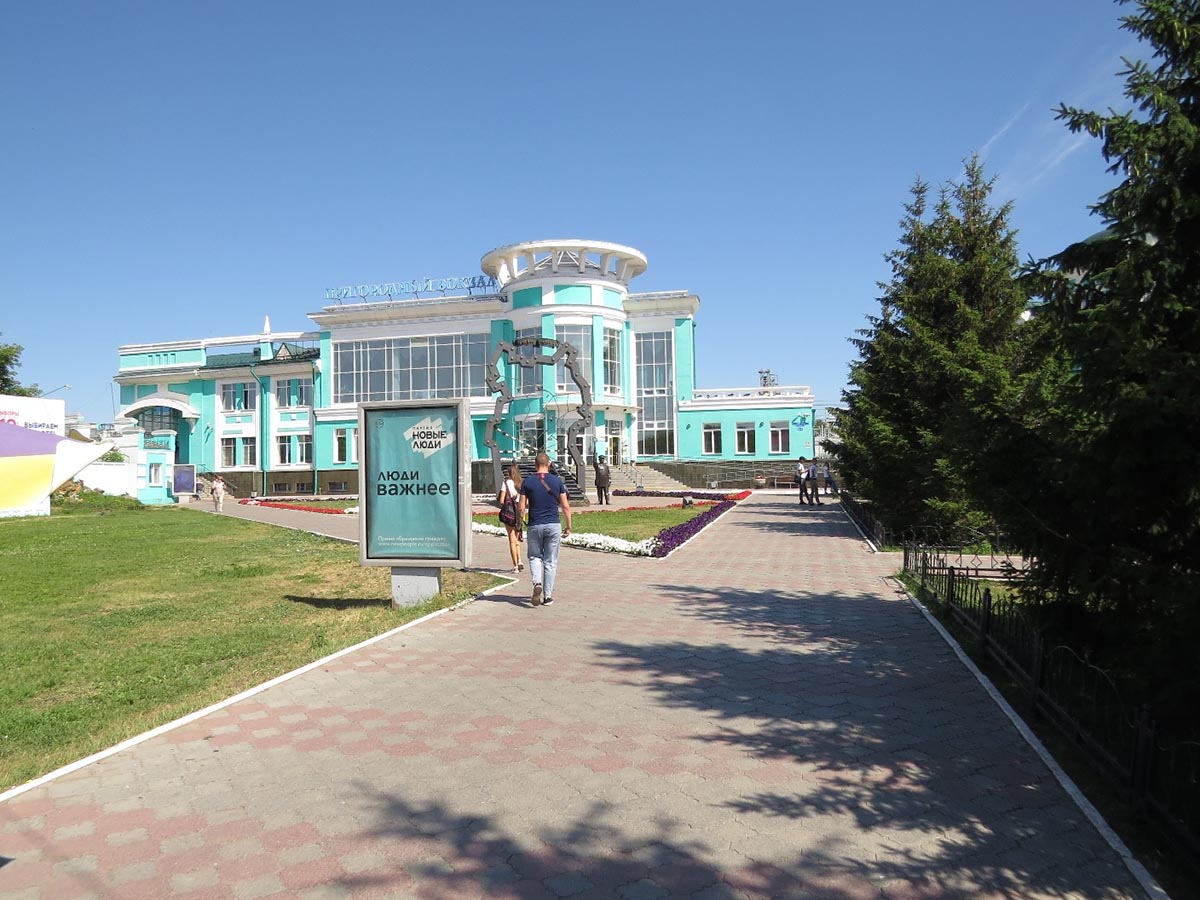 Фотография рекламного носителя, тип: Ситиформат 1.8x1.2, адрес: Леконта ул., д.1, привокзальная пл., на газоне, Омск, Омская область, Россия. Сторона Б №987320