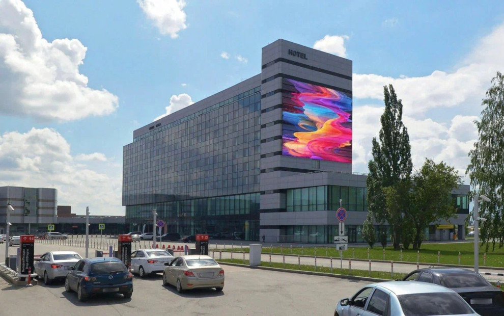 Фотография рекламного носителя, тип: Медиафасад, адрес: въезд в аэропорт Кольцово, Екатеринбург, Свердловская область, Россия. Сторона A1-A10 №1324281