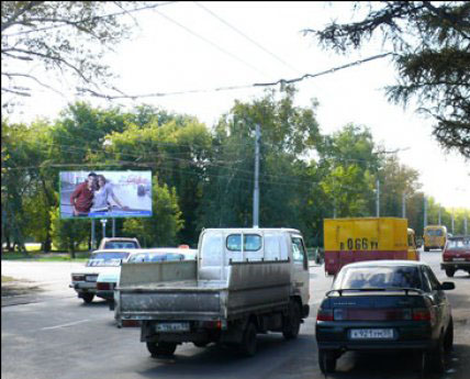 Фотография рекламного носителя, тип: Билборд 3x6, адрес: Богдана Хмельницкого ул., д.192 Х Ипподромная ул., Омск, Омская область, Россия. Сторона А №419379
