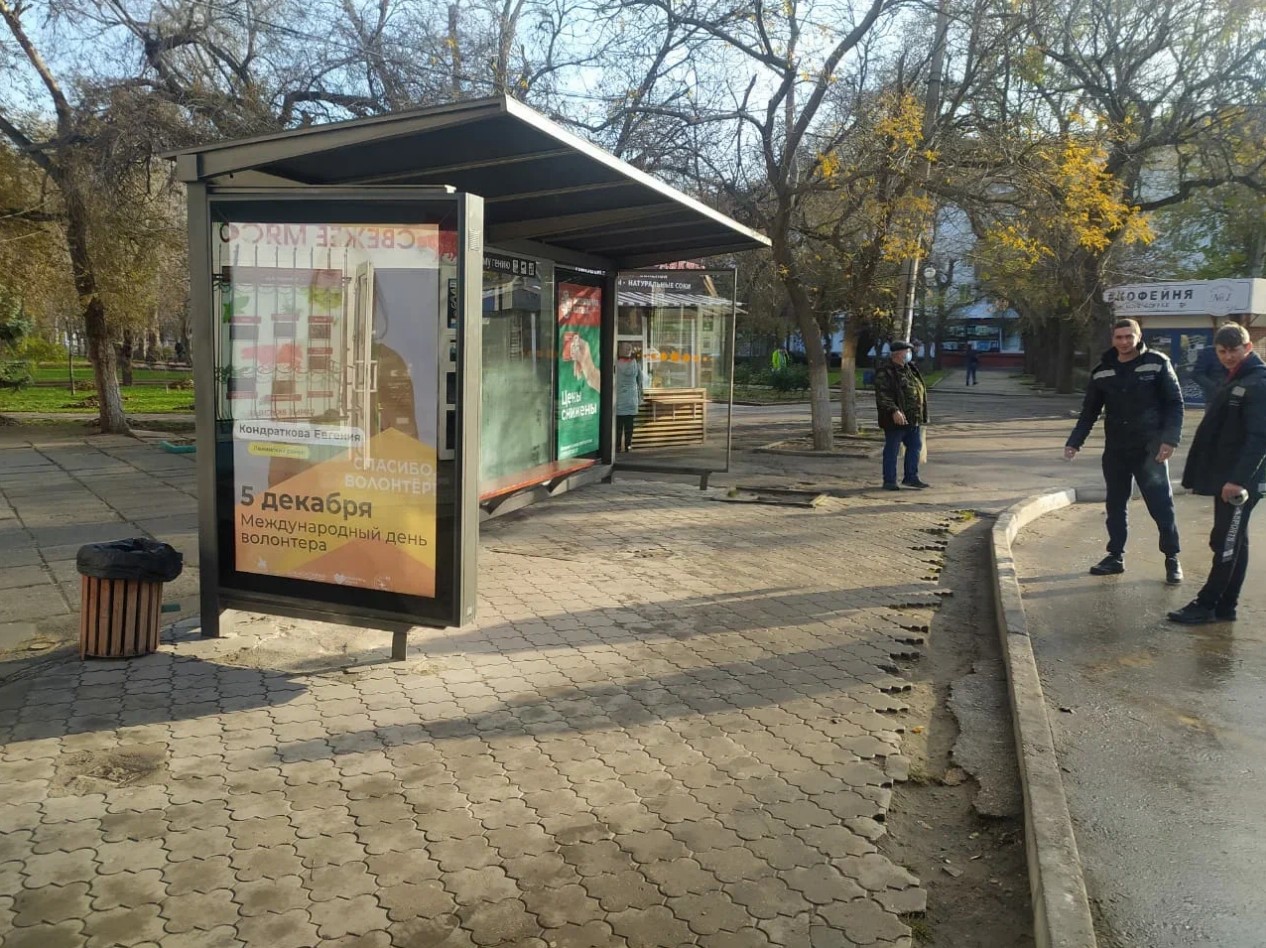 Фотография рекламного носителя, тип: Остановка 1.8x1.2, адрес: Вити Коробкова ул., ост. Солнечный, Феодосия, Республика Крым, Россия. Сторона Б1 №984154