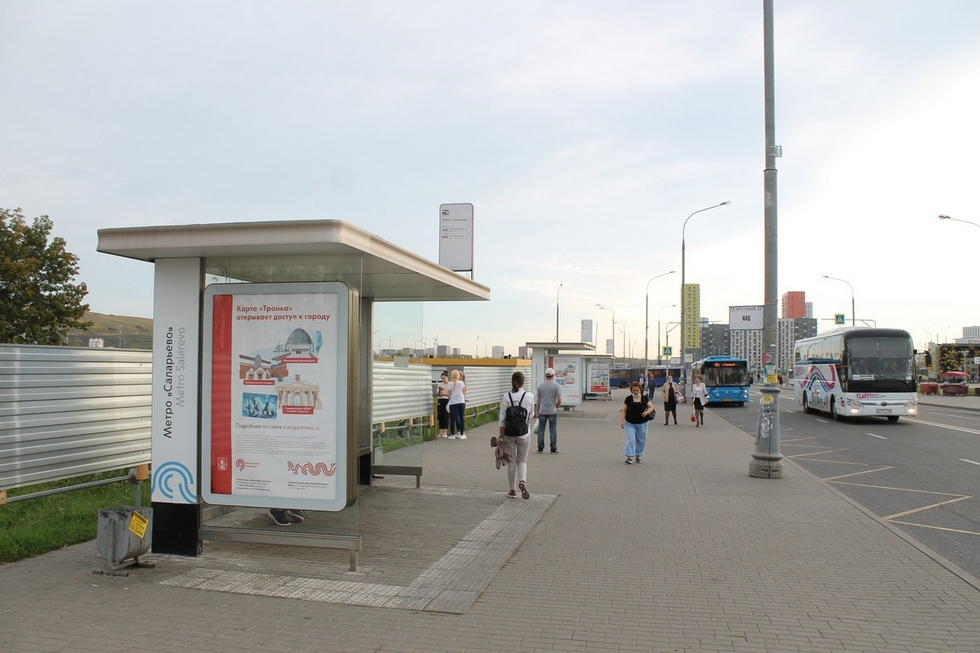 Фотография рекламного носителя, тип: Остановка 1.8x1.2, адрес: Саларьевская ул., ост. "м. "Саларьево", поз.5, Москва, Россия. Сторона Б №950621