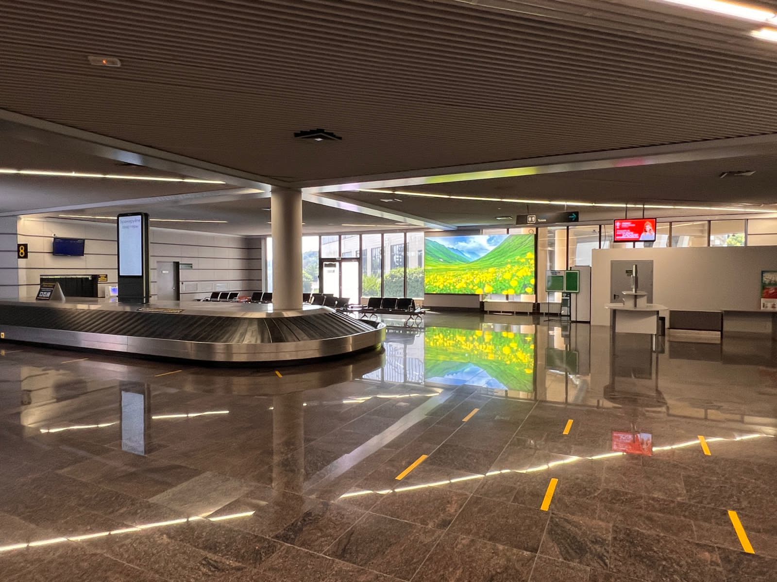 Фотография рекламного носителя, тип: Лайтбокс, адрес: Аэропорт «Адлер», Мира ул., д.50, Адлер, Краснодарский край, Россия. Сторона/вариант №1076229