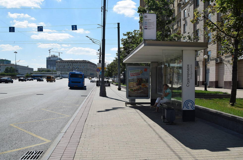 Фотография рекламного носителя, тип: Остановка 1.8x1.2, адрес: Кутузовский пр-т., д.30/32, поз.2, Москва, Россия. Сторона А №580057