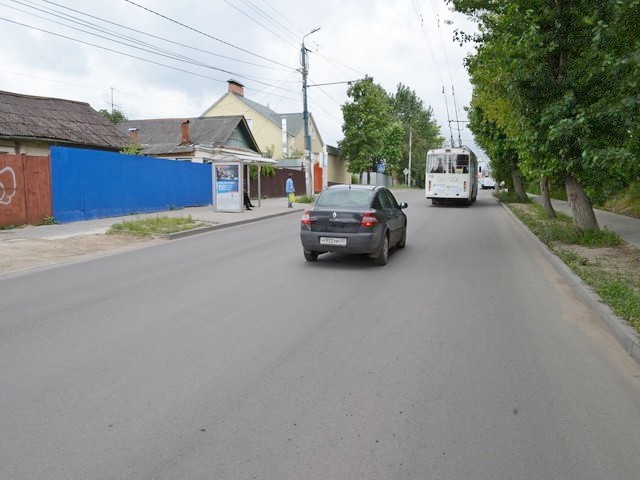 Фотография рекламного носителя, тип: Остановка 1.8x1.2, адрес: Маяковского пл., напротив ПТУ №3, Калуга, Калужская область, Россия. Сторона В1-B5 №621579