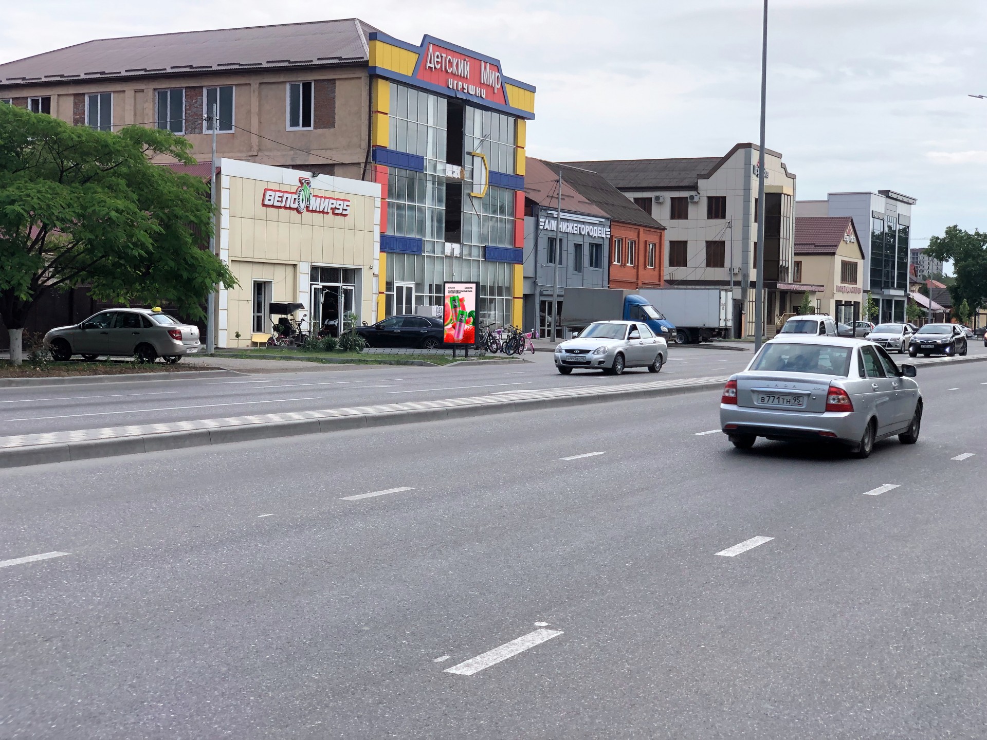 Фотография рекламного носителя, тип: Ситиформат 1.8x1.2, адрес: Жуковского ул., поз.14, Грозный, Республика Чечня, Россия. Сторона Б №1084425