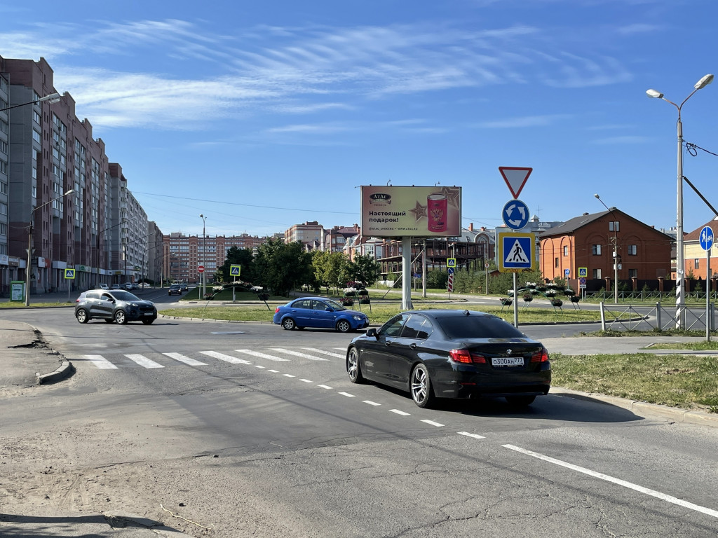 Фотография рекламного носителя, тип: Билборд 3x6, адрес: Раахе ул. Х.Батюшкова ул., Череповец, Вологодская область, Россия. Сторона А2 №819393