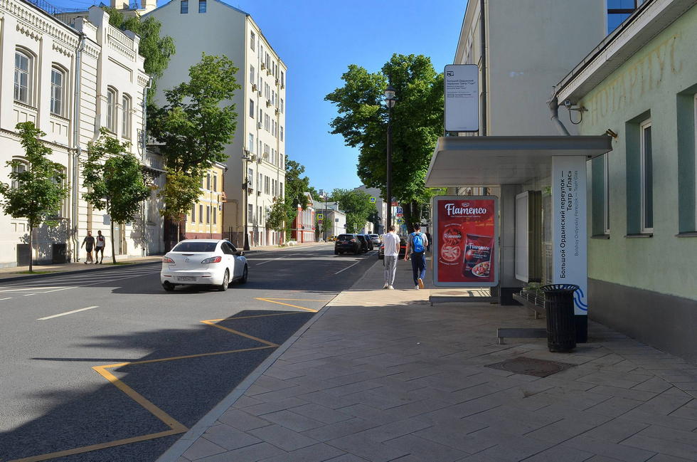 Фотография рекламного носителя, тип: Остановка 1.8x1.2, адрес: Ордынка Б. ул., Москва, Россия. Сторона А №334111