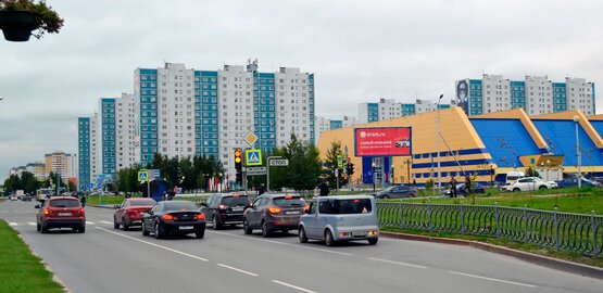 Фотография рекламного носителя, тип: Билборд 3x6, адрес: Чапаева ул., д.22, поз.2, Нижневартовск, Ханты-Мансийский автономный округ – Югра, Россия. Сторона А1-А3 №676675