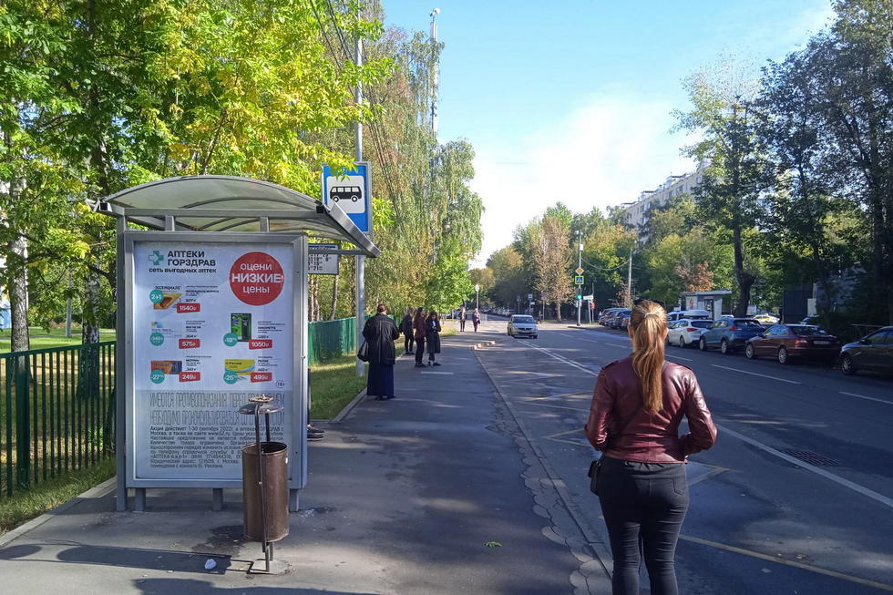 Фотография рекламного носителя, тип: Остановка 1.8x1.2, адрес: Коминтерна ул., ост. "Янтарный проезд", Москва, Россия. Сторона Б №302714