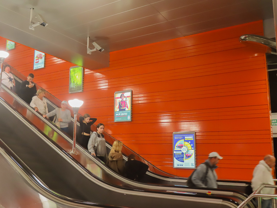 Фотография рекламного носителя, тип: Лайтбокс, адрес: Станция метро «Беговая», линия Невско-Василеостровская, Санкт-Петербург, Россия. Сторона/вариант Б №1061825