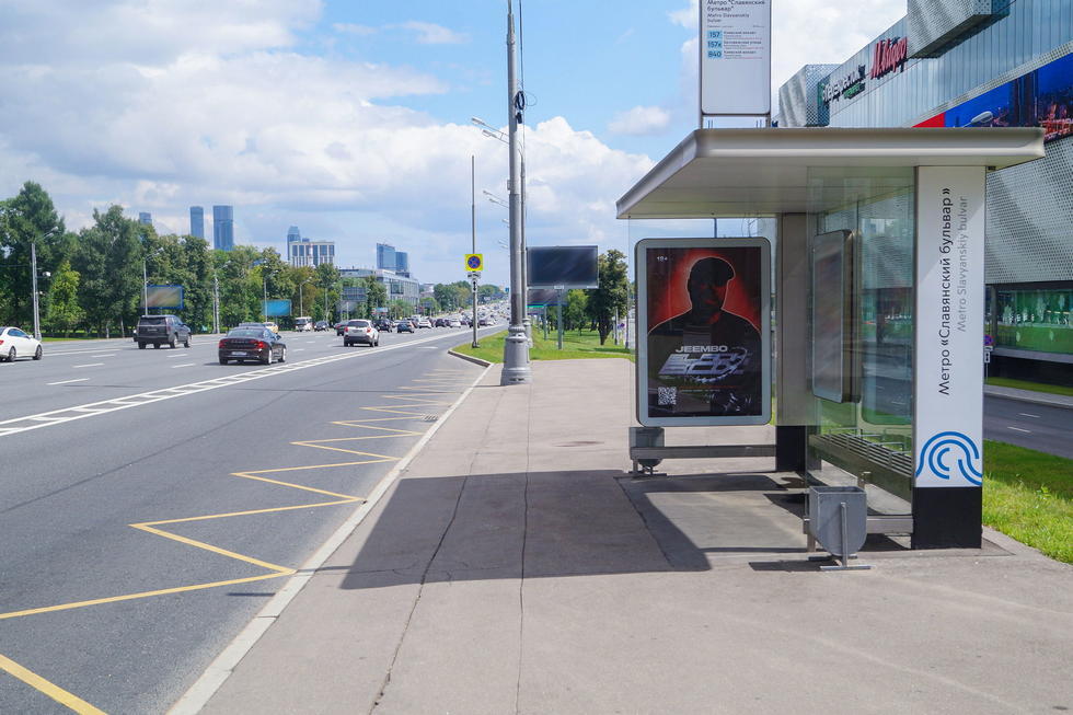 Фотография рекламного носителя, тип: Остановка 1.8x1.2, адрес: Кутузовский пр-т., ост. м. Славянский б-р., поз.2, Москва, Россия. Сторона А №580026