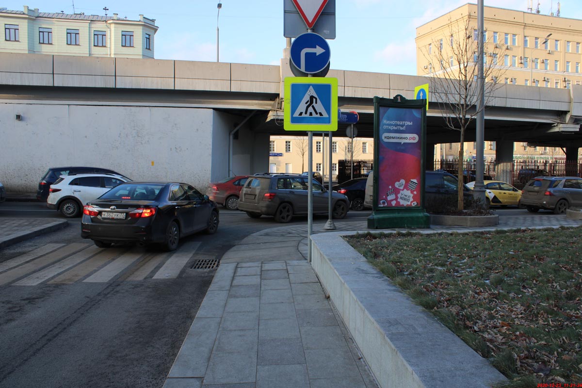 Фотография рекламного носителя, тип: Пиллар 3x1.4, адрес: Земляной Вал ул., д.75, Москва, Россия. Сторона C №849395