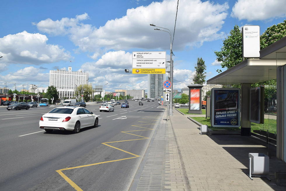 Фотография рекламного носителя, тип: Остановка 1.8x1.2, адрес: Кутузовский пр-т., д.5, Москва, Россия. Сторона А №556640