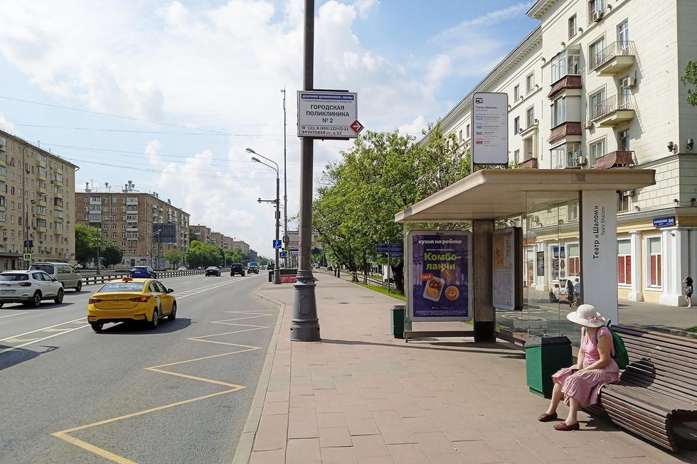 Фотография рекламного носителя, тип: Остановка 1.8x1.2, адрес: Варшавское ш., д.64, корп.1, Москва, Россия. Сторона А №943612