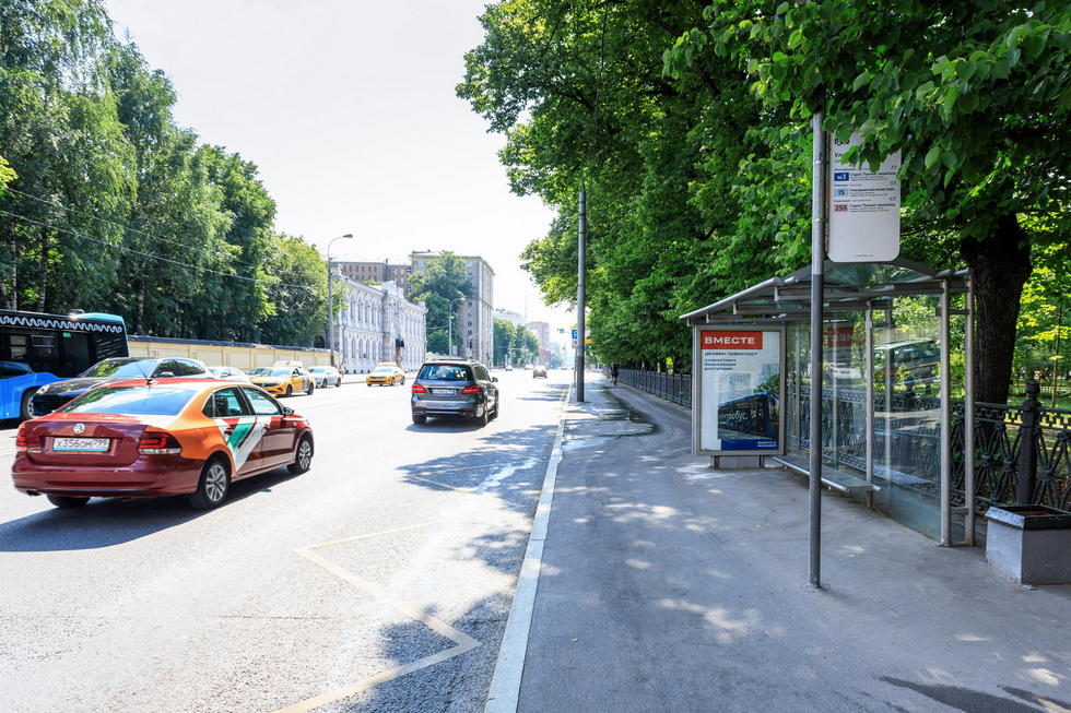 Фотография рекламного носителя, тип: Остановка 1.8x1.2, адрес: Пироговская Б. ул., д.17, Москва, Россия. Сторона А №557047