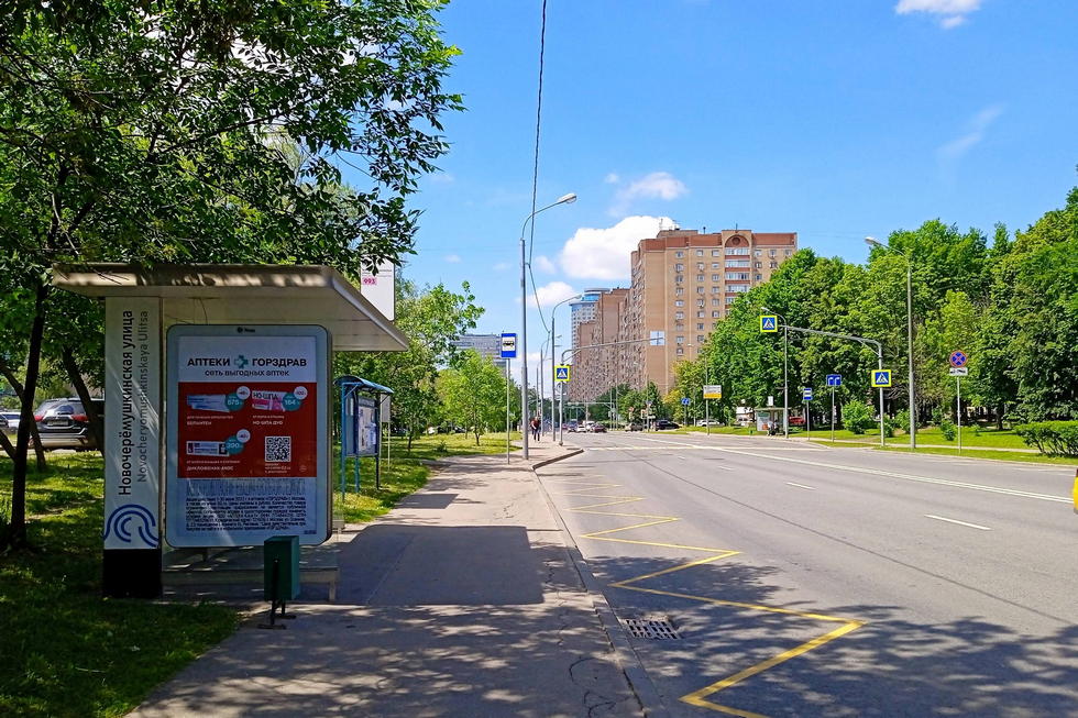 Фотография рекламного носителя, тип: Остановка 1.8x1.2, адрес: Болотниковская ул.,д.63, ост. "Новочеремушкинская улица", Москва, Россия. Сторона Б №956357