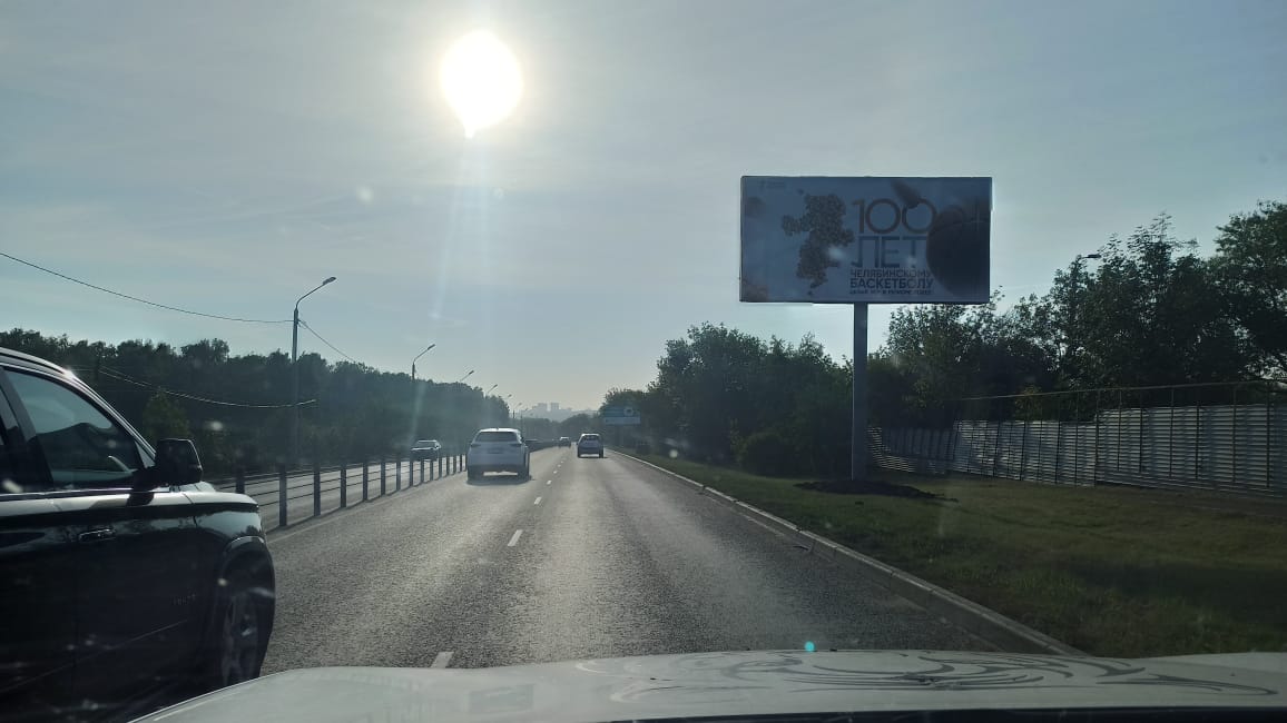 Фотография рекламного носителя, тип: Билборд 3x6, адрес: Лыжных батальонов ул. (в центр), 500 м после поворота на "Вишневую горку", Челябинск, Челябинская область, Россия. Сторона A №1058359