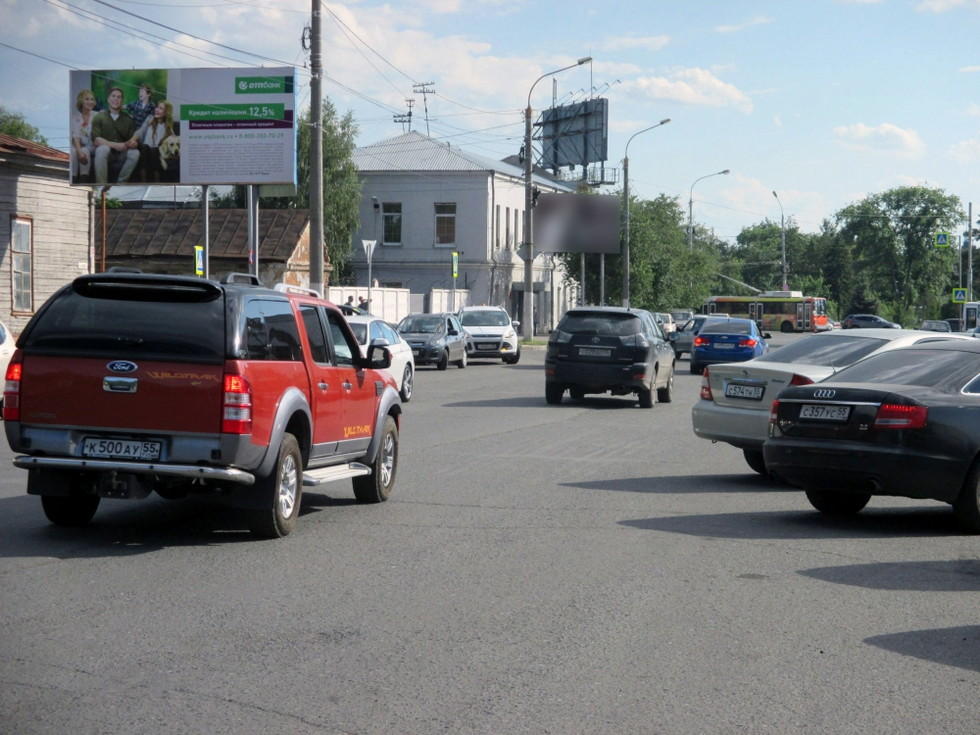 Фотография рекламного носителя, тип: Билборд 3x6, адрес: Гусарова ул. X Интернациональная ул., д.43, Омск, Омская область, Россия. Сторона В №1010058