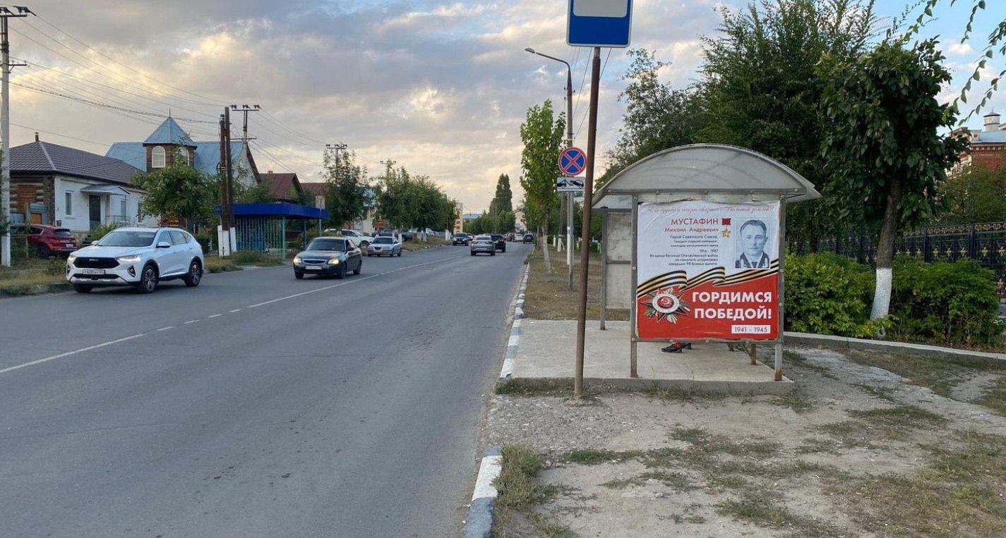 Фотография рекламного носителя, тип: Остановка 1.4x1.6, адрес: М. Горького ул., ост. ВВУТ, Вольск, Саратовская область, Россия. Сторона A №1078475