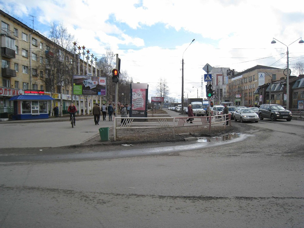 Фотография рекламного носителя, тип: Пиллар 3x1.4, адрес: Ломоносова пр-т. Х Урицкого ул., Архангельск, Архангельская область, Россия. Сторона А №615877