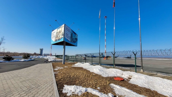 Фотография рекламного носителя, тип: Билборд 3x6, адрес: Владимира Сайбеля ул., аэропорт, Щ8, привокзальная площадь, Владивосток, Приморский край, Россия. Сторона C №1054360