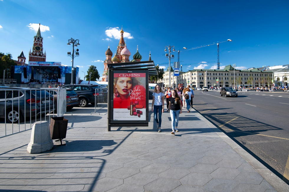 Фотография рекламного носителя, тип: Остановка 1.8x1.2, адрес: Васильевский Спуск пл., ост. Красная площадь, Москва, Россия. Сторона Б №581894