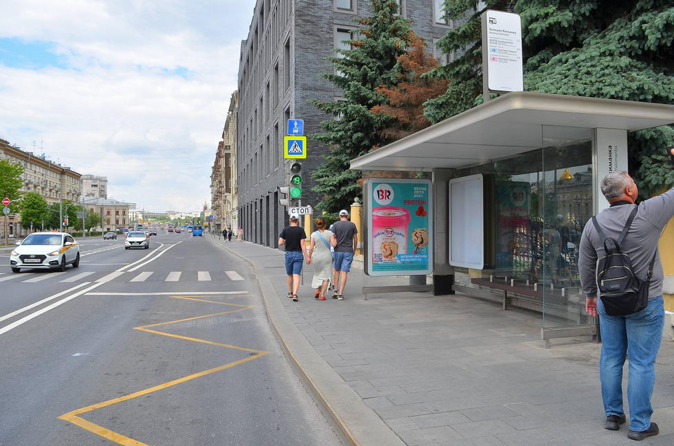 Фотография рекламного носителя, тип: Остановка 1.8x1.2, адрес: Полянка Б. ул., Москва, Россия. Сторона А №335371