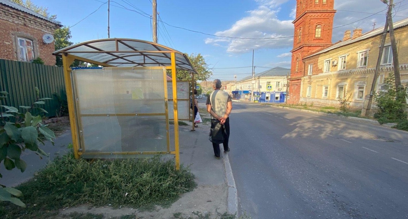 Фотография рекламного носителя, тип: Остановка 1.4x1.6, адрес: Володарского ул., д.100, ост. Рынок, Вольск, Саратовская область, Россия. Сторона B №1078466