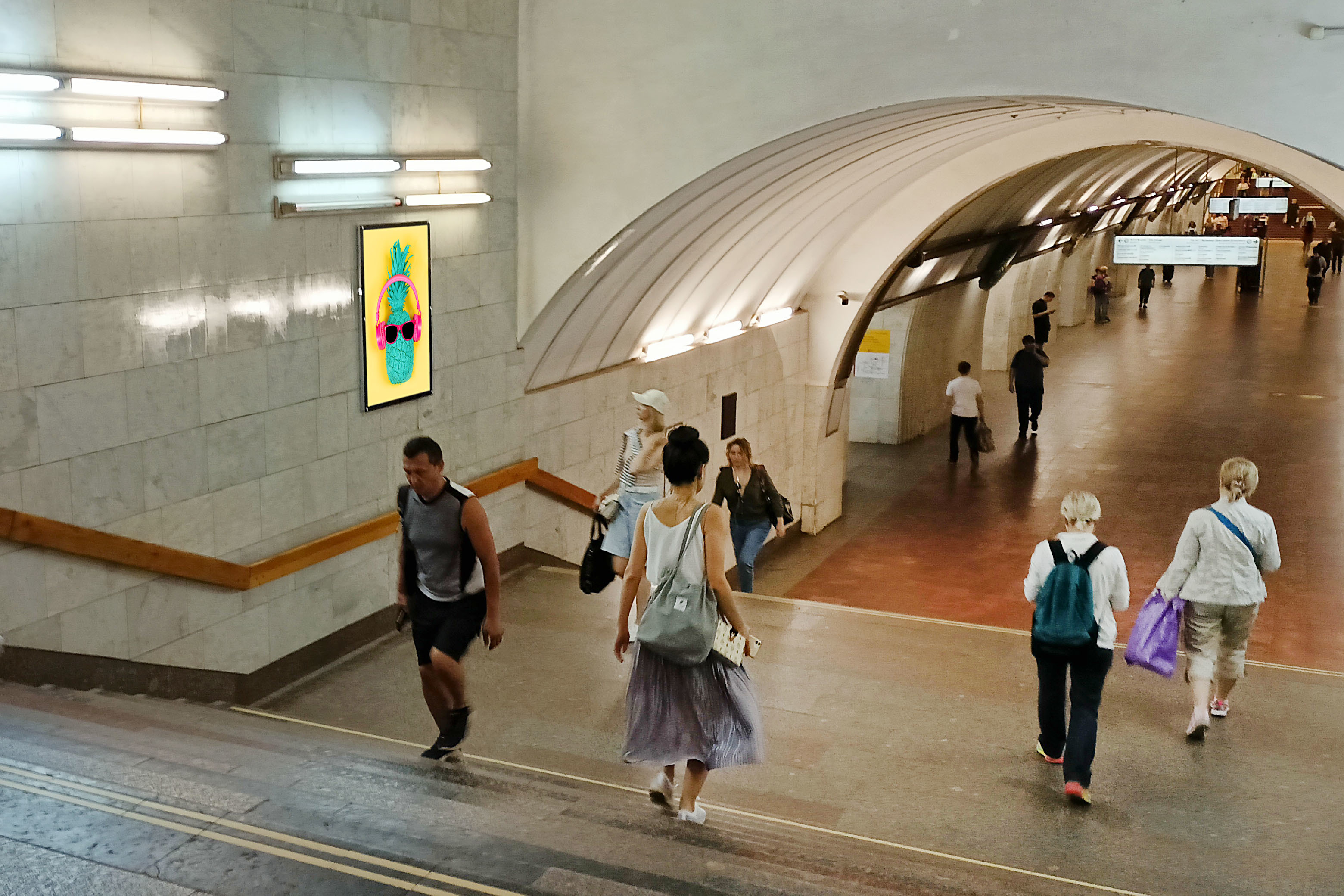 Фотография рекламного носителя, тип: Кристалайт, адрес: Станция метро «Цветной бульвар», линия Серпуховско-Тимирязевская, Москва, Россия. Сторона/вариант №1001969