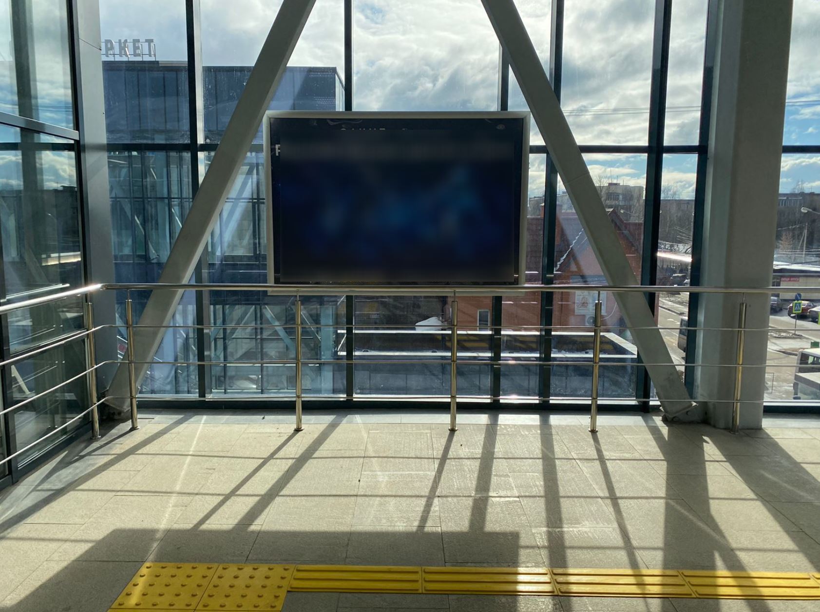 Фотография рекламного носителя, тип: Ситиформат 1.8x1.2, адрес: Апрелевка ст., на стене надземного перехода, выход на платформу 5-го и 6-го пути, Московская область, Россия. Сторона A №993108