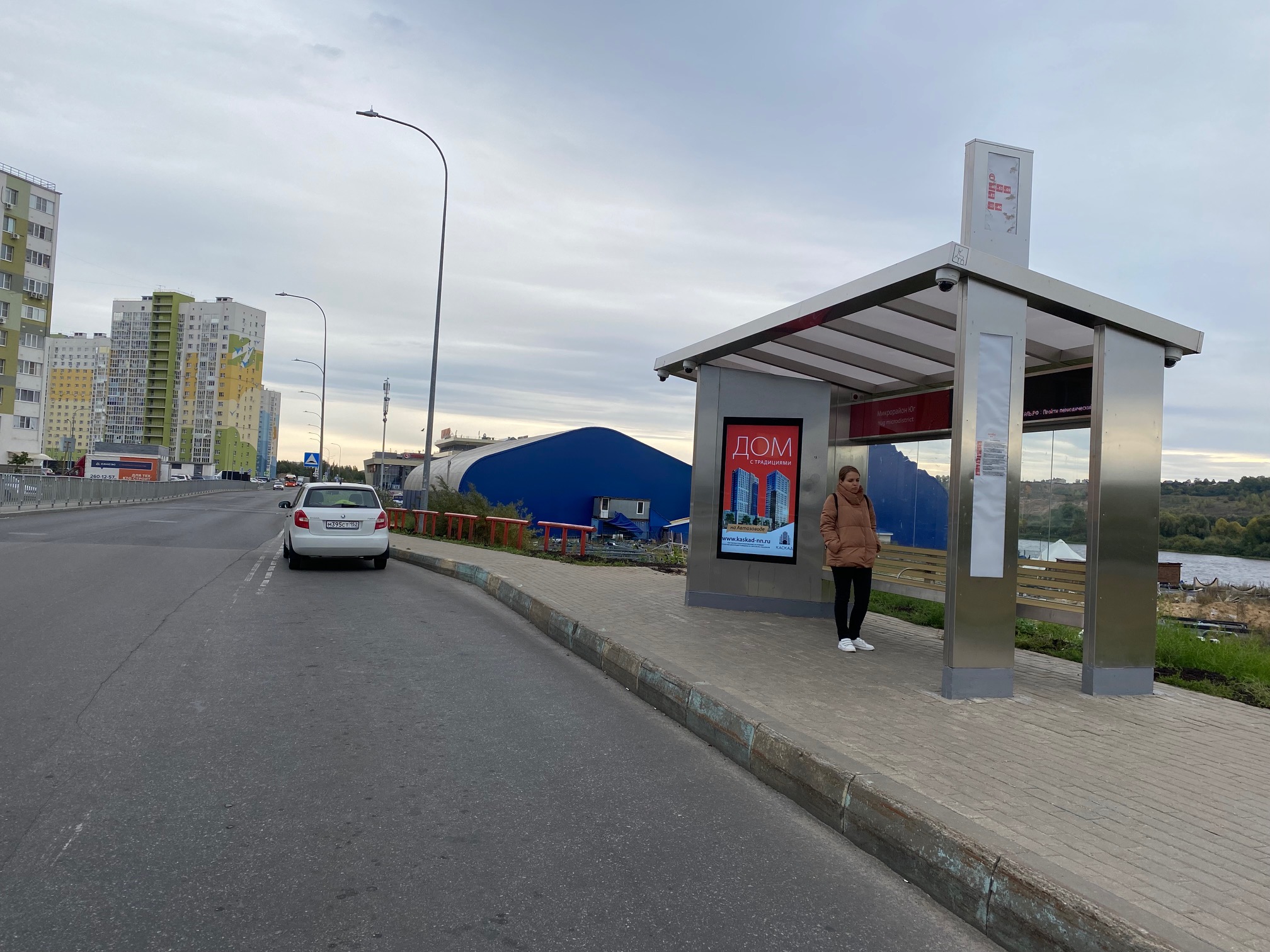 Фотография рекламного носителя, тип: Остановка, адрес: Южный б-р, ост. Микрорайон Юг, Нижний Новгород, Нижегородская область, Россия. Сторона A+В №1005858