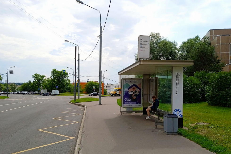 Фотография рекламного носителя, тип: Остановка 1.8x1.2, адрес: Твардовского ул., д.6, Москва, Россия. Сторона А №934404