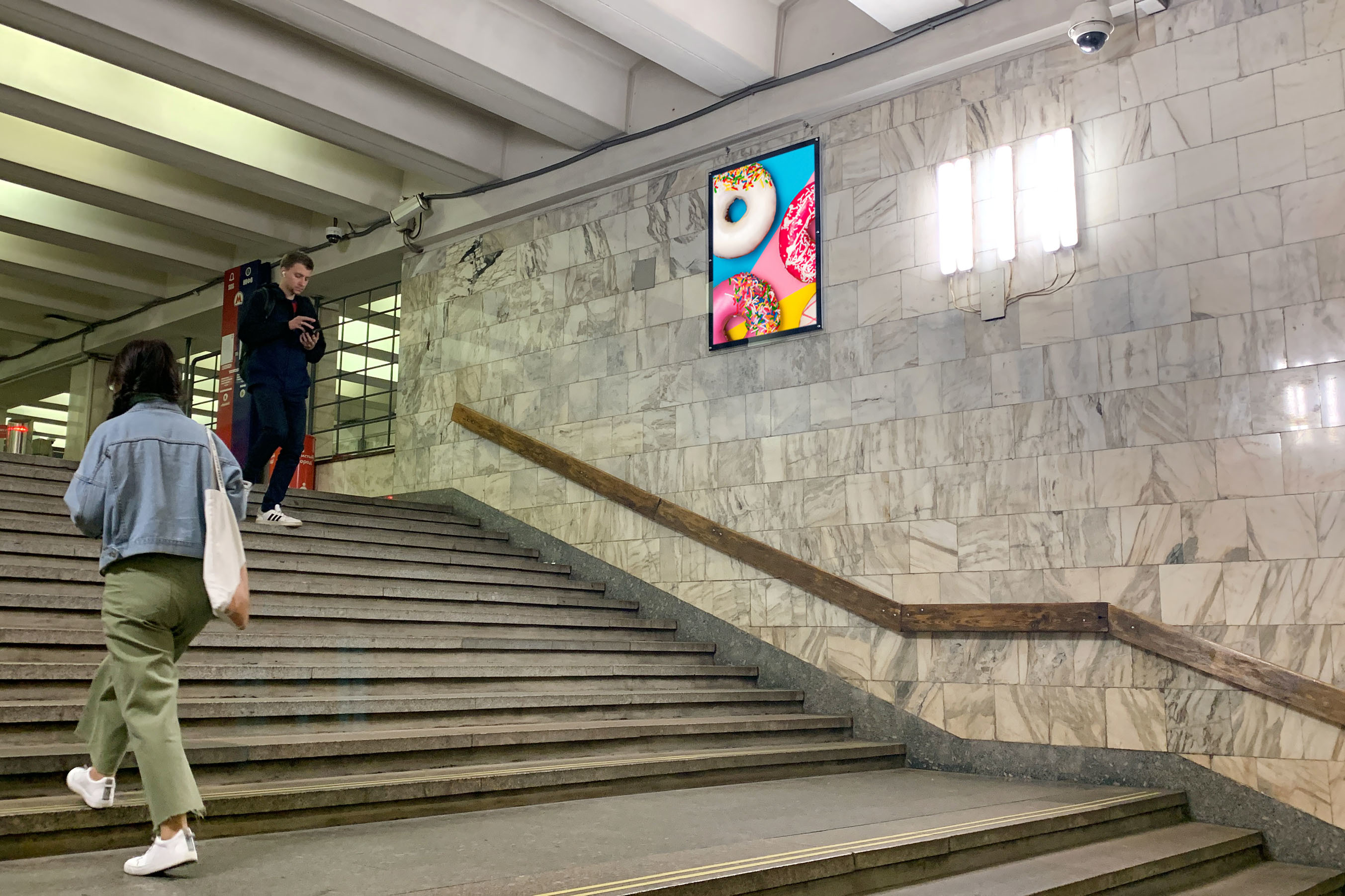 Фотография рекламного носителя, тип: Кристалайт, адрес: Станция метро «Улица Академика Янгеля», линия Серпуховско-Тимирязевская, Москва, Россия. Сторона/вариант №1001967